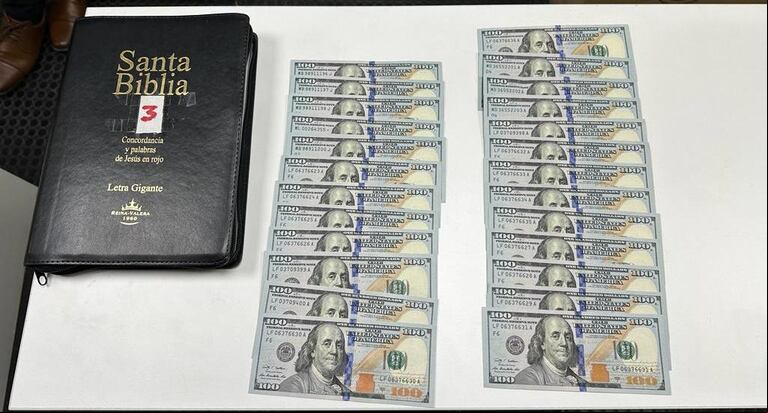 Incautaron una encomienda que ocultaba casi 17 mil dólares en Biblias (Foto: Aduana)