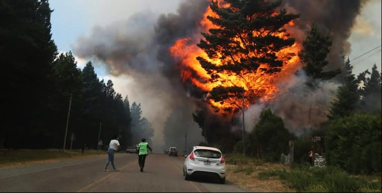 Incendios en El Bolsón: ante el fuego descontrolado, se ordenaron nuevas evacuaciones y crece la preocupación ( Gentileza de Clarín)