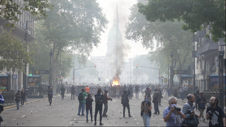 Incidentes en la marcha de los jubilados: los barras se enfrentaron con la gendarmería y hubo heridos. (Foto: Leandro Heredia / TN).