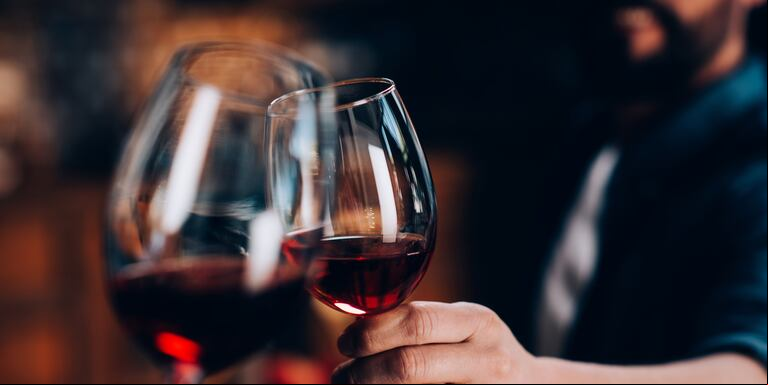 Incluso una copa diaria puede tener efectos negativos sobre la presión arterial y el colesterol. (Foto: Adobe Stock)