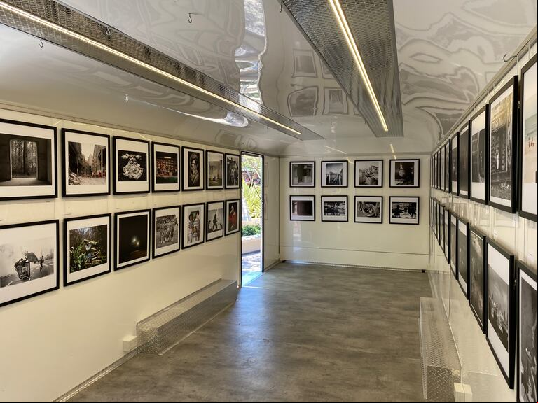 Interior del trailer de Rodarte. En sus paredes las exposiciones que hacen lugar a artistas locales. (Foto: gentileza de Gastón Deleau)