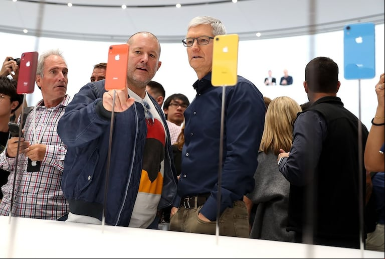 Ive junto a Tim Cook, el CEO de la compañía estadounidense.