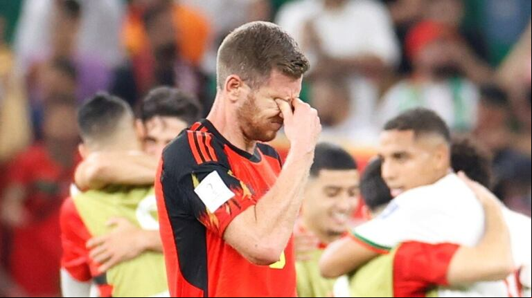 Jan Vertonghen, entre la frustración por la derrota y la bronca con sus compañeros. (Foto: EFE)