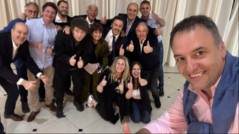 Javier Milei cenó con los ministros del Gabinete para despedir el año. (Foto: X/@madorni).