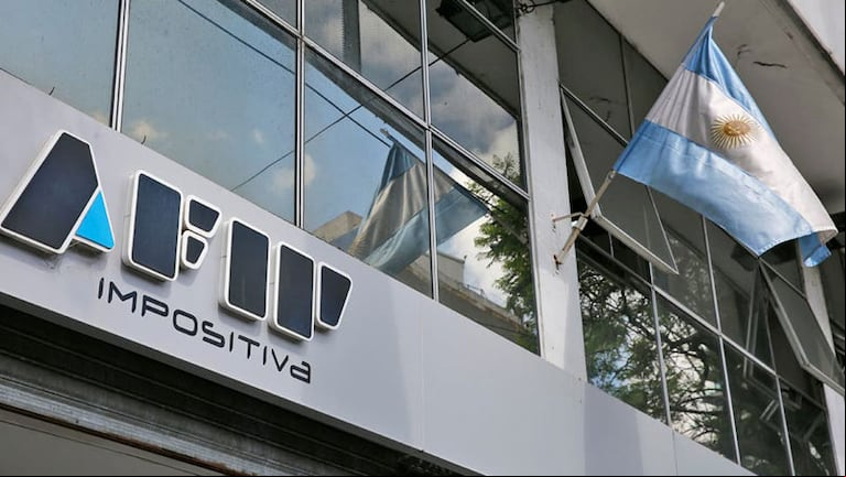 Javier Milei dice que buscará reducir la carga de impuestos y que solo haya 10. (Foto: Télam)