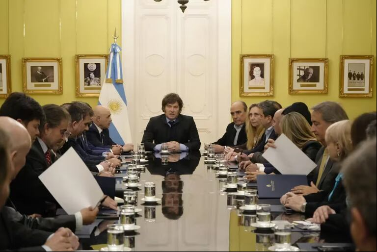 Javier Milei, el viernes, junto a diputados y senadores oficialistas y aliados.