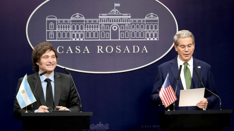 Javier Milei en la declaración conjunta con el secretario del Tesoro de los Estados Unidos, Scott Bessent, en Casa Rosada. (Foto: Presidencia)