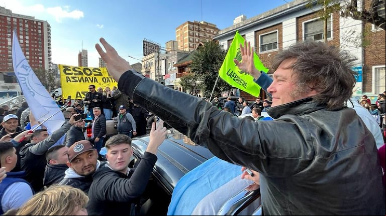 Javier Milei en una recorrida en el partido de La Matanza cuando todavía era candidato a presidente. (Foto: prensa LLA)