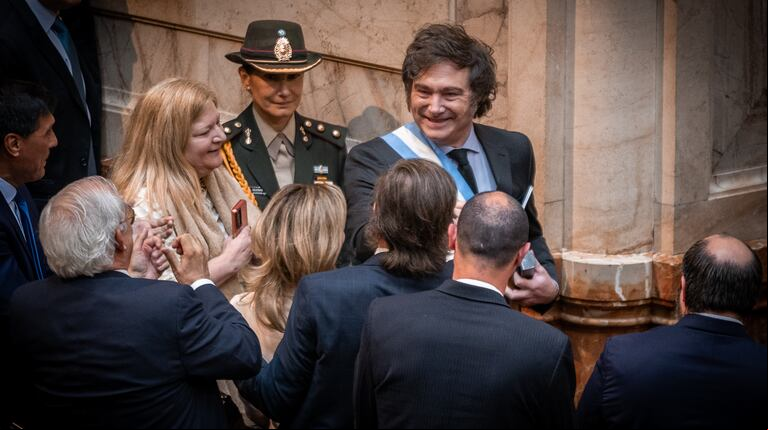 Javier Milei ingresando al Congreso para presentar el Presupuesto 2025. (Foto: Leandro Heredia / TN)