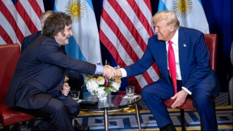 Javier Milei junto a Donald Trump, en la cumbre de la AC, el sábado 22 de febrero. (Foto: X / madorni))