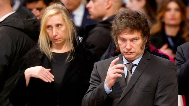 Javier Milei, junto a su hermana Karina (Foto: Reuters).