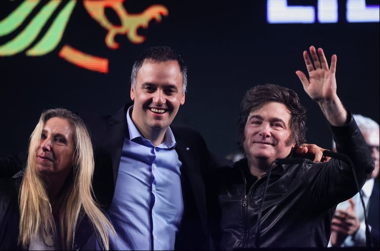 Javier Milei junto a su hermana Karina y el vocero Adorni, en el cierre de la campaña en Recoleta. (Foto: REUTERS/Tomas Cuesta)