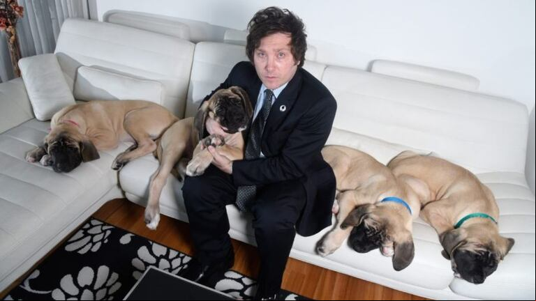 Javier Milei, junto a sus cuatro perros clonados. (Foto: Gentileza Caras).