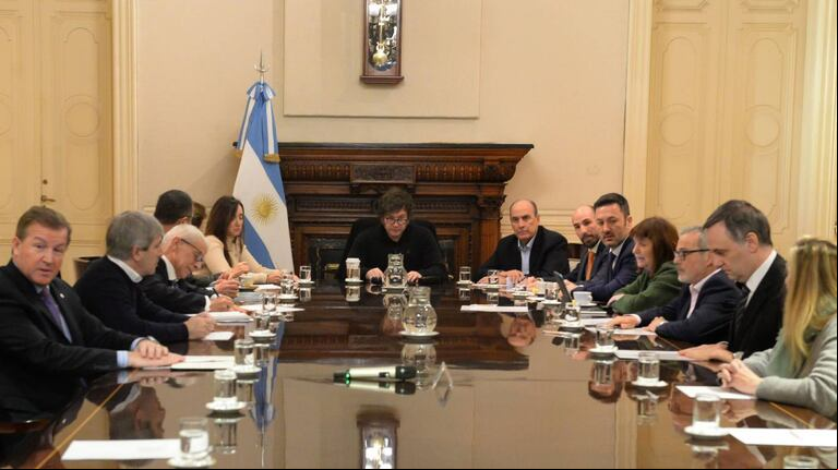 Javier Milei junto a sus ministros en la reunión de gabinete (Foto: Presidencia).