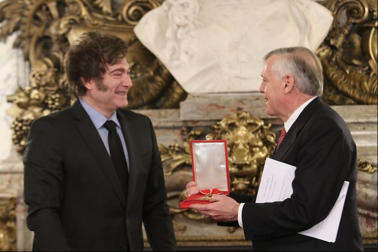Javier Milei le entregó la Orden de Mayo al economista y profesor Jesús Huerta de Soto en Casa Rosada. (Foto: X/@OPRArgentina).