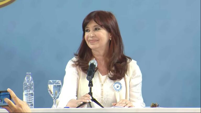 Javier Milei le metió otro gol a Cristina, que llamó uno por uno a cada diputado para frenar la ley. (Foto: Captura TN).