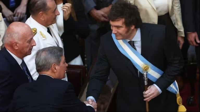 Javier Milei saluda al presidente de la Corte Suprema, Horacio Rosatti, tras prestar juramento como Presidente de la Nación. (Foto: AFP)