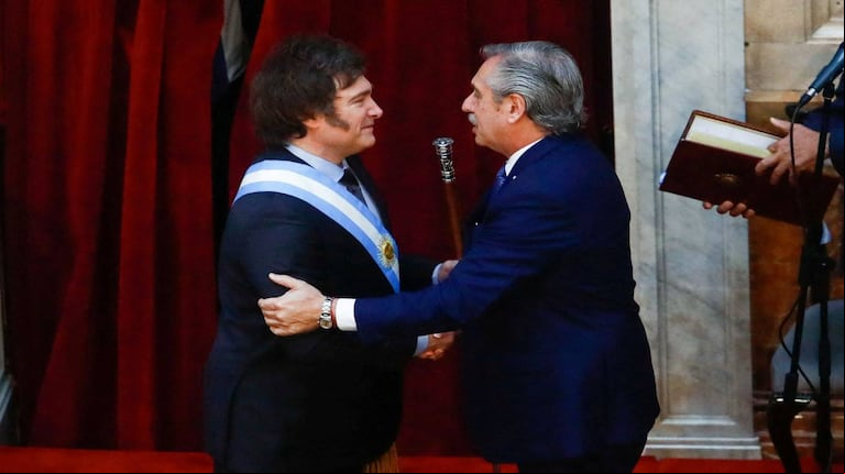 Javier Milei y Alberto Fernández en la asunción presidencial (Foto: Reuters).