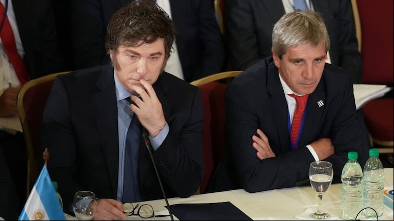 Javier Milei y Luis Caputo. (Foto: AP/Matilde Campodonico)
