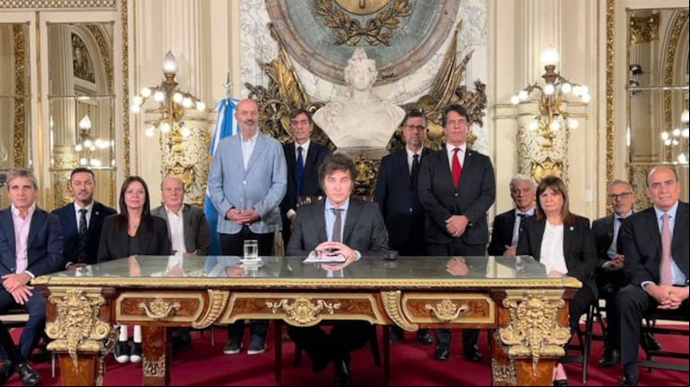 Javier Milei y su gabinete en el mensaje grabado por cadena nacional. (Foto: Presidencia)