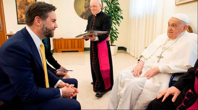 JD Vance y el papa Francisco durante su encuentro ayer en la residencia de Santa Marta (Foto: Vatican Media/­REUTERS).