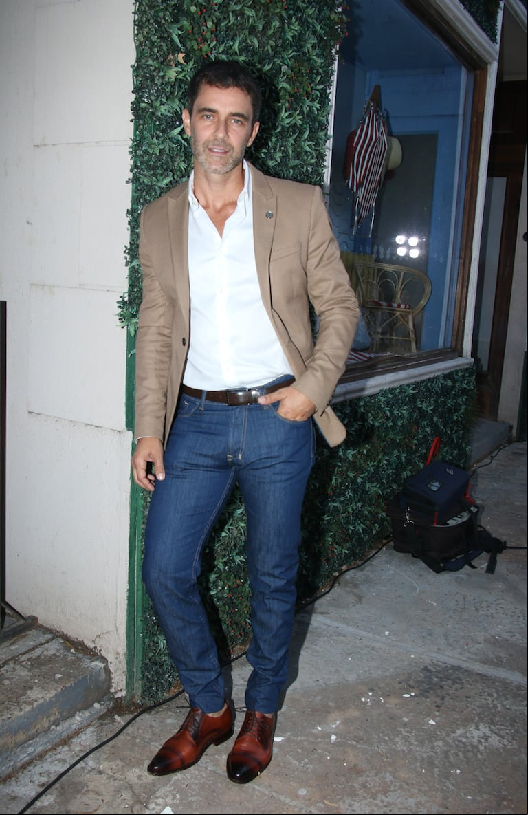 Jean, saco y camisa blanca: la elección de Martinez.