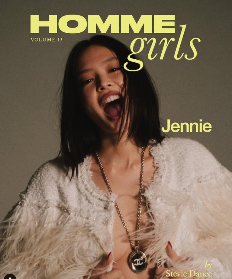 Jennie con look Chanel. (Foto: @stevie_dance/@hommegirls)