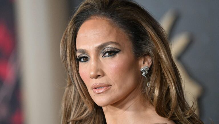 Jennifer Lopez arrasó con su nueva sesión de moda para Interview Magazine. (Foto: Robyn BECK / AFP)