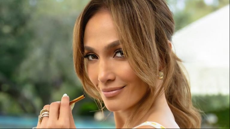 Jennifer Lopez encandiló a sus seguidores con su apuesta al desnudo y llena de brillos. (Foto: Instagram/@jlo)