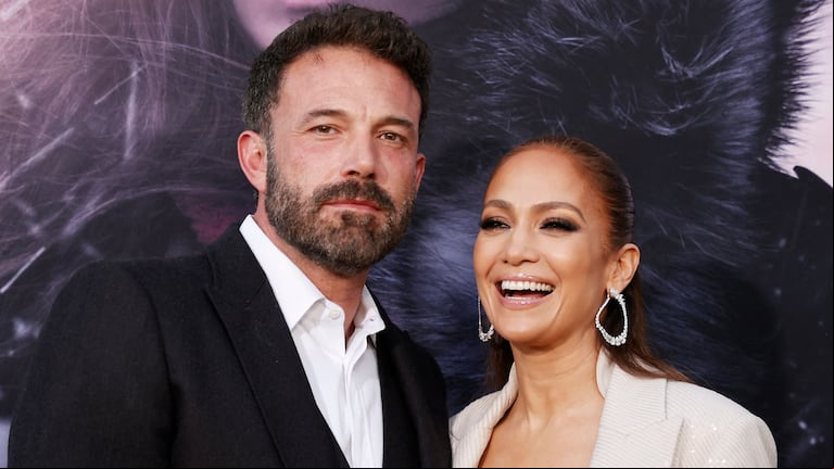 Jennifer Lopez y Ben Affleck, en la premiere de "The Mother". (Foto: AFP/Michael Tran)