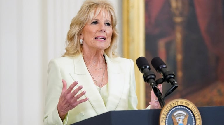 Jill Biden con traje verde agua dando un discurso en la Casa Blanca. (Foto: AP)