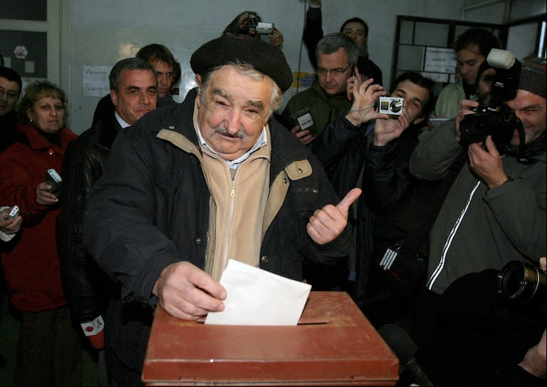 Jose Mujica votando en 2009, en las elecciones que lo consagrarían presidente de Uruguay. (REUTERS/Andres Stapff)