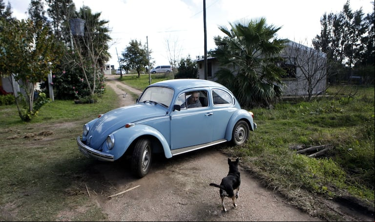 José "Pepe" Mujica dentro su auto Volkswagen en su casa de Montevideo, el 16 de mayo de 2013, cuando era presidente. (Foto: EFE/Iván Franco)