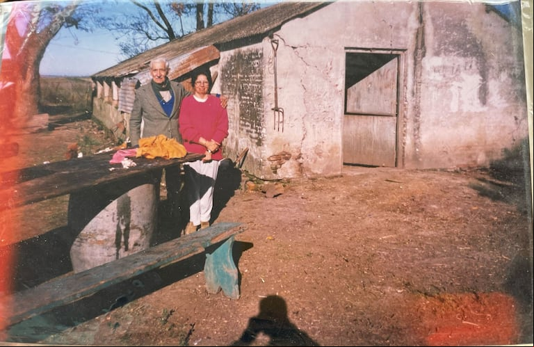 Juan con Mirta, una de sus hijas, en el campo en Costa Grande. (Foto: Gastón Sciarra).