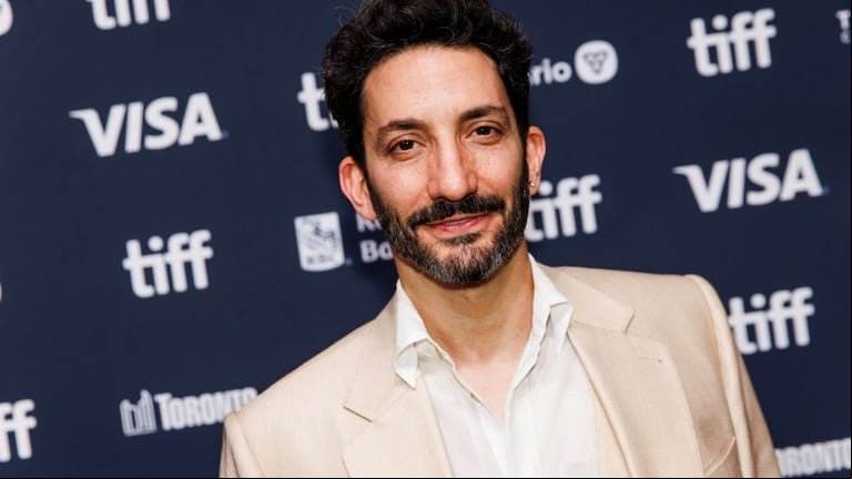 Juan Minujín acaparó todas las miradas en la portada de la revista L’Officiel Argentina. (Foto: Cole Burston/The Canadian Press via AP). 