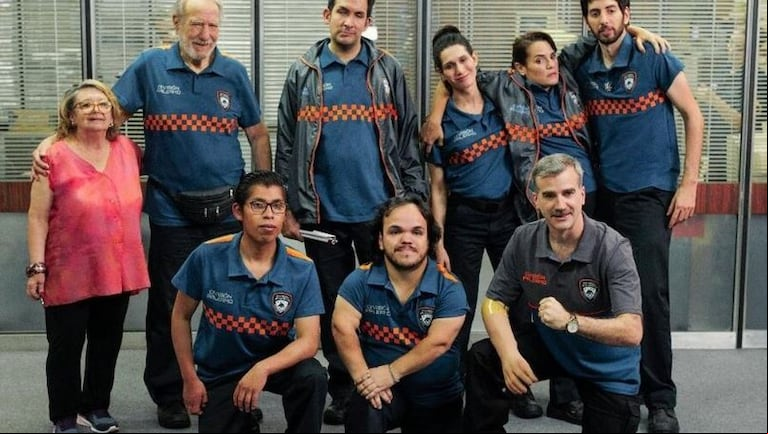 Julio Marticorena con el elenco de “División Palermo” (Foto: Instagram / nildasindacoactriz)
