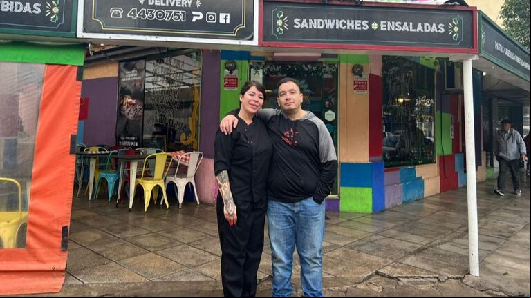 Junto a Lucas, su marido, en la puerta del bodegón (Foto: Instagram @lo.delucas).