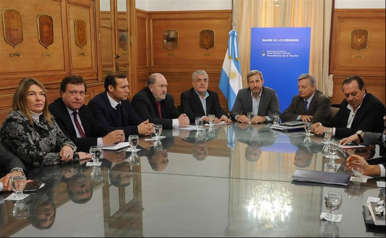 JUNTOS. Verna, Das Neves y Weretilneck, gobernadores de distritos con beneficios en Ganancias.