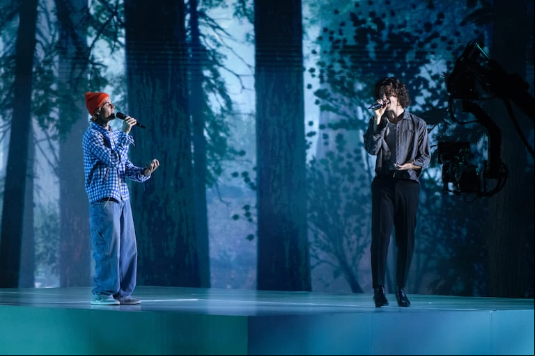 Justin Bieber y Shawn Mendes cantaron "Monster en el puntapié de los AMA's, en Los Ángeles.