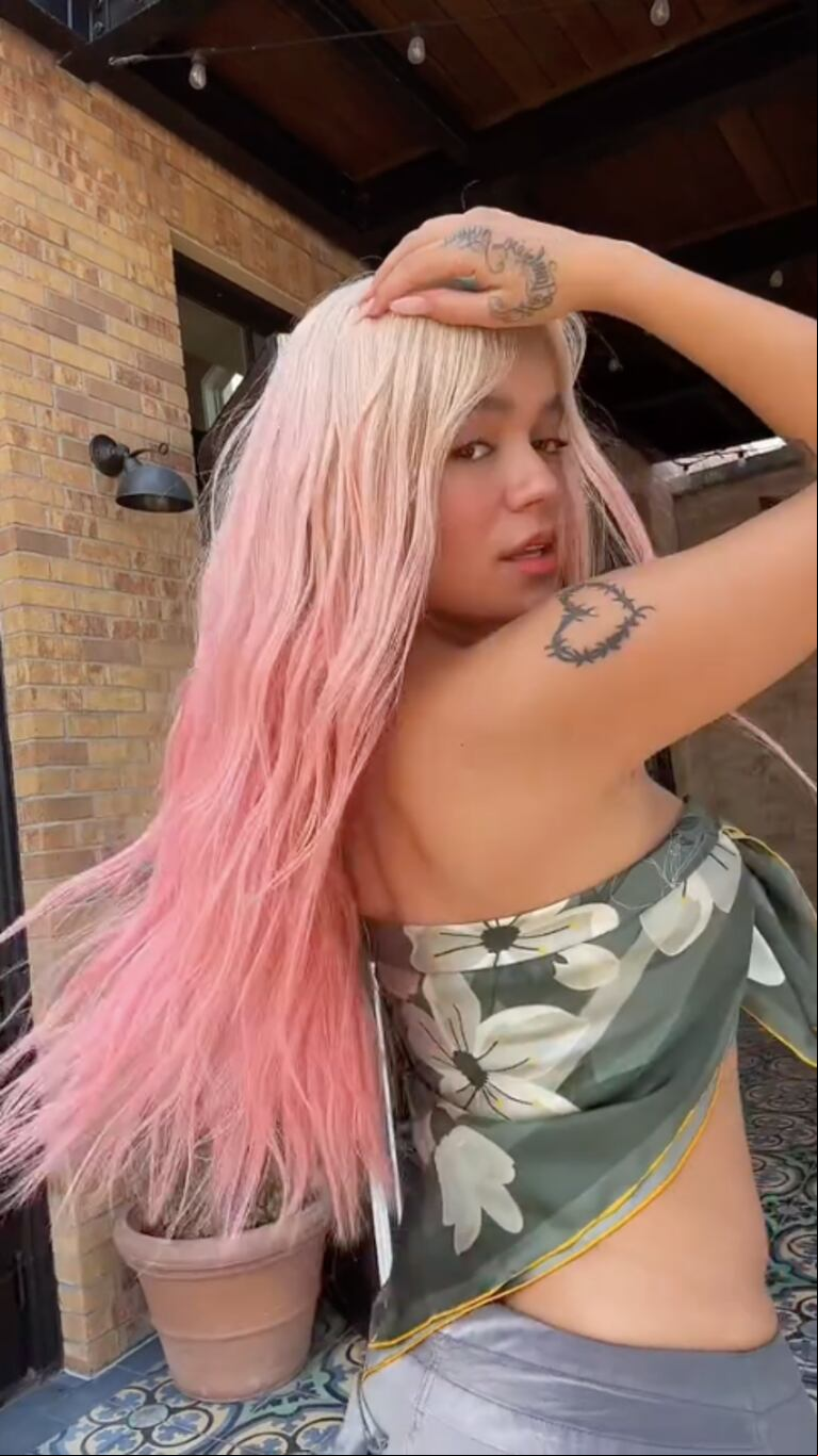 Karol G bailó al ritmo de "Qlona" con un pañuelo a modo de top. (Foto: Captura TikTok/@karolg)