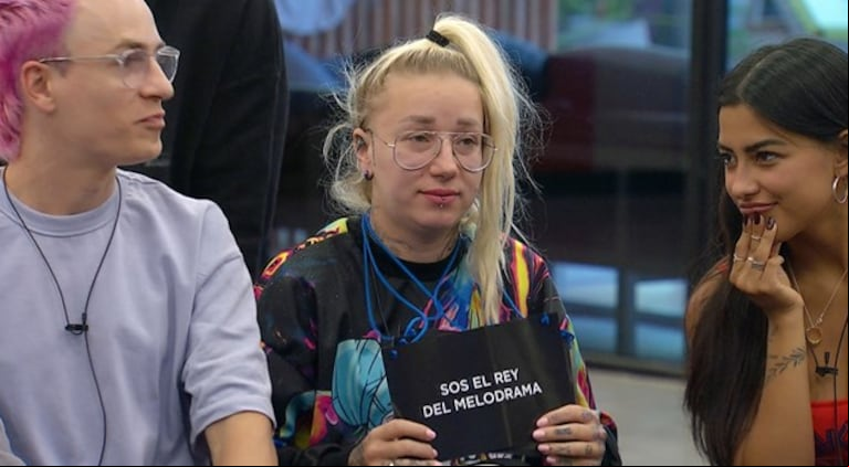 Katia Fenocchio con el cartel de la polémica (Foto: captura Telefe)