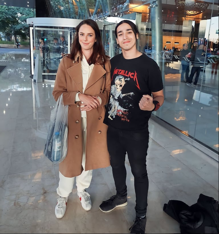 Kaya Scodelario junto a Diego, el fanático que habló con TN Show (Foto: Twitter/dieguito_0rtiz)