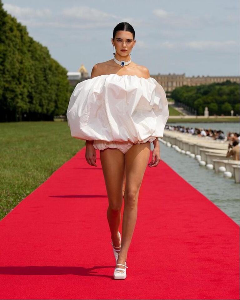 Kendall Jenner desfiló con un llamativo diseño que los s de las redes compararon con un pañal. (Foto: Instagram/@jacquemus)