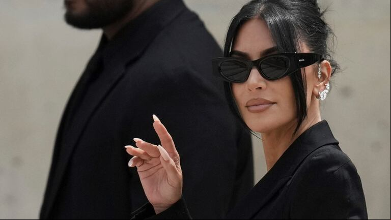 Kim Kardashian acaparó los flashes en la llegada a la corte de París. (Foto: AP Photo/Aurelien Morissard)