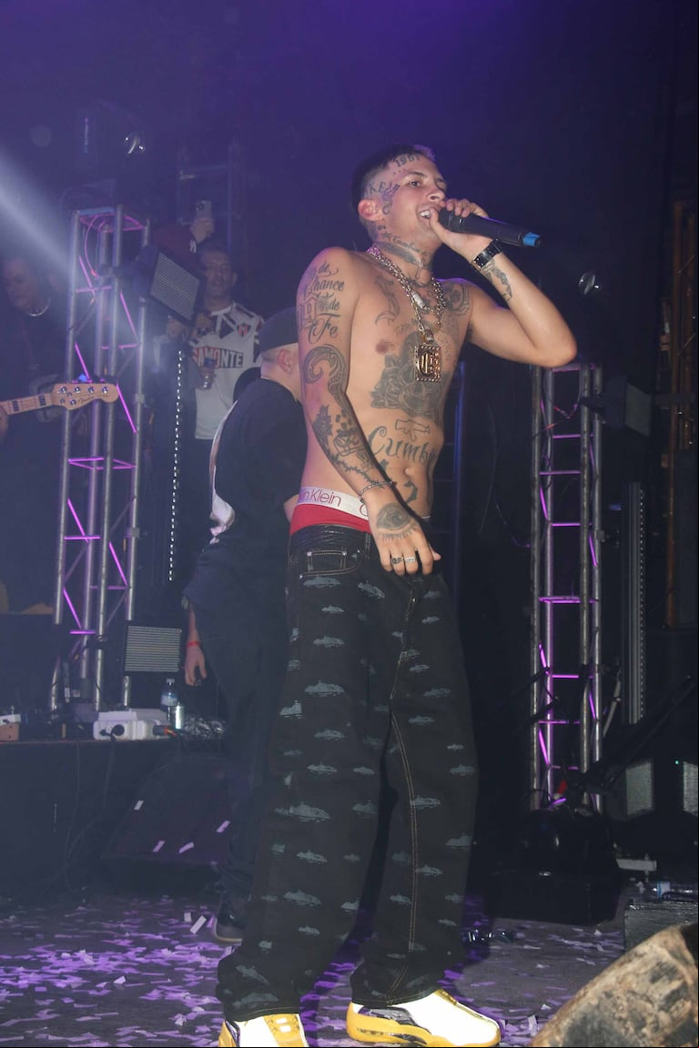 L-Gante con el torso a la vista en su último show. (Foto: Movilpress)