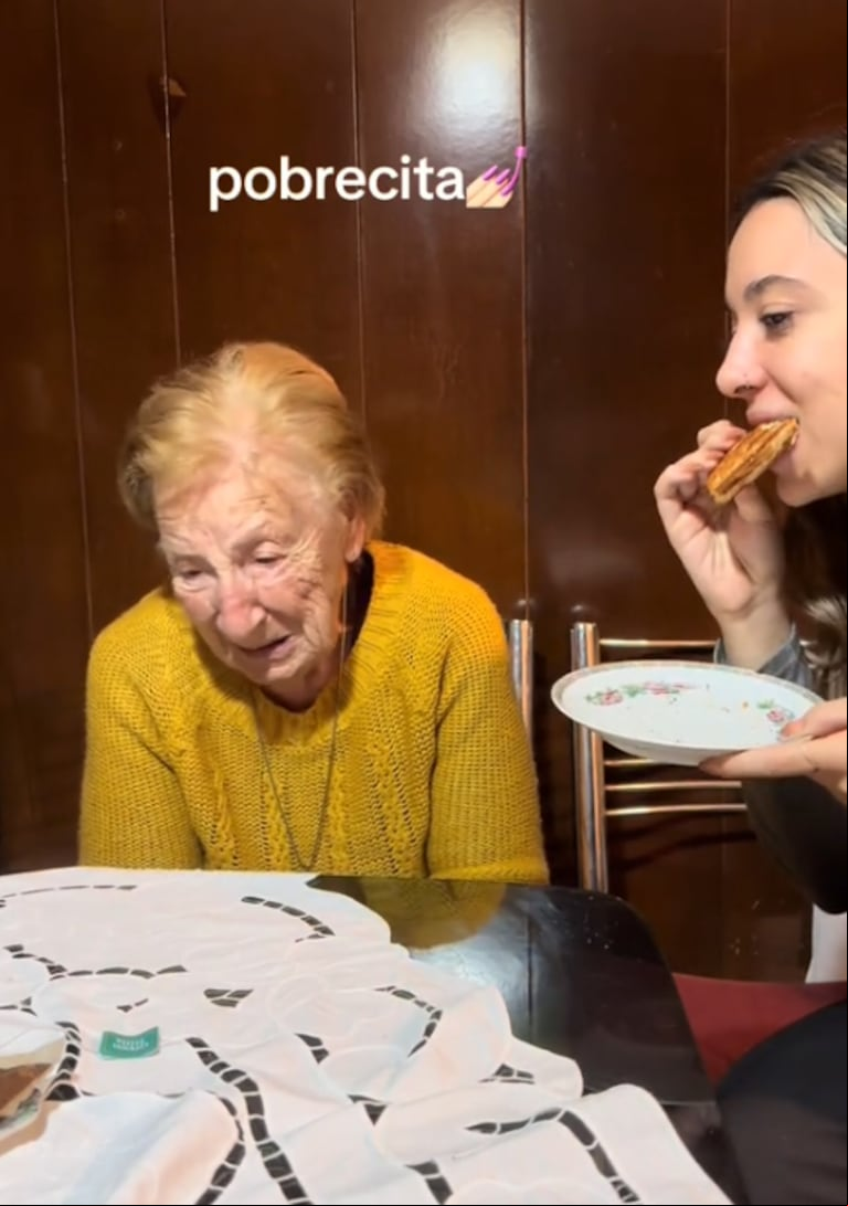 La abuela le cocinó de todo a su nieta después de que le dijeran que no había almorzado. (Captura: TikTok/@juliceitlin)
