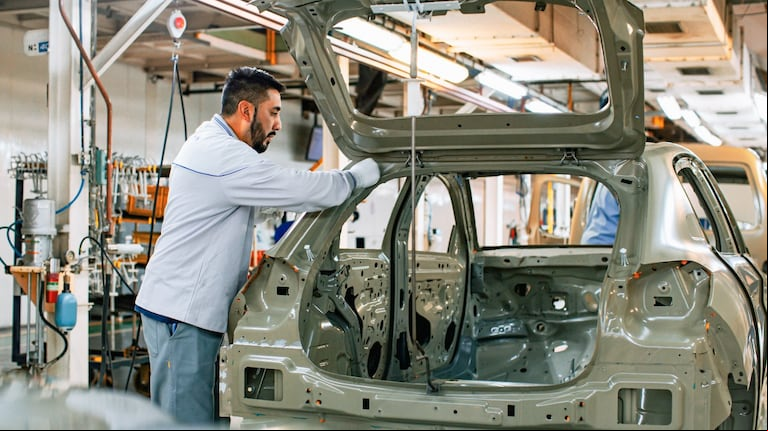 La actividad industrial cayó 12,8% y acumuló 14 meses consecutivos en baja . (Foto: NA)