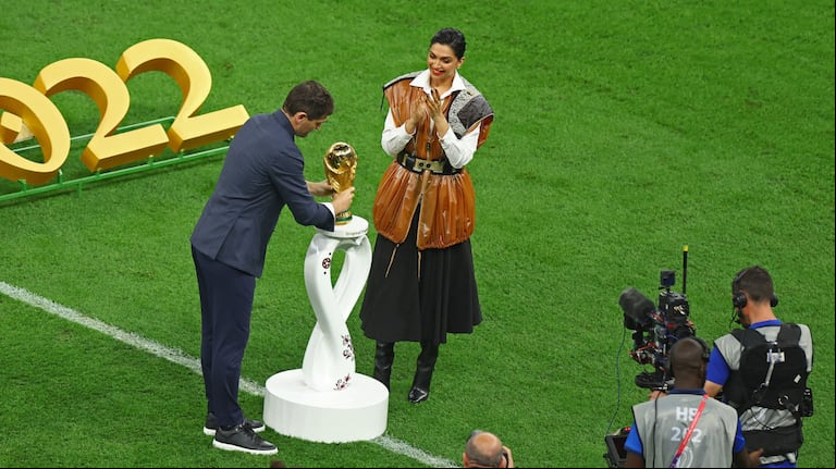 La actriz y el excapitán español llevaron el Trofeo al estadio. (Foto: Reuters)