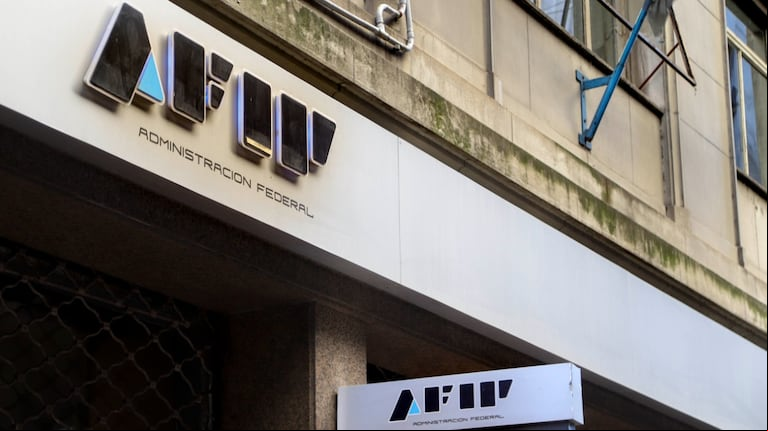 La AFIP informó su calendario de vencimientos de impuestos para agosto de 2024. El viernes 2 es el plazo para la recategorización en el monotributo, que tiene su día de pago -con todas las CUIT- el martes 20. (FOTO: NA/DAMIAN DOPACIO)