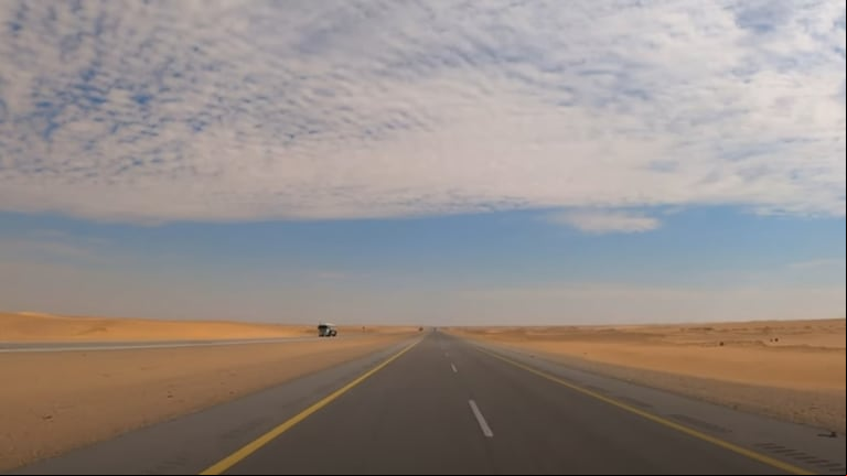 La Autopista 10 de Arabia Saudita tiene un tramo totalmente recto de 240 kilómetros. (Foto: YouTube @cityvibess)